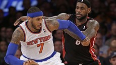 Carmelo Anthony (vlevo) z New Yorku v souboji s  LeBronem Jamesem z Miami.
