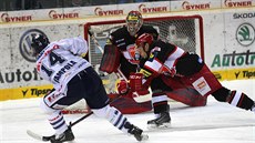 Liberecký Petr Vampola (vlevo) st�ílí gól.