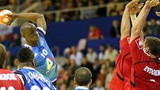 Francouzský házenká�  Alix Nyokas st�ílí na branku Ruska.