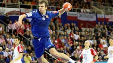 Ruský házenká� Danil �i�karev st�ílí na srbskou branku.