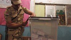 Egyptský voják otvírá bednu s voliskými hlasy k nové ústav.