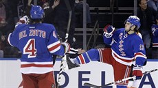 Daniel Carcillo a Michael Del Zotto z NY Rangers slaví gól.