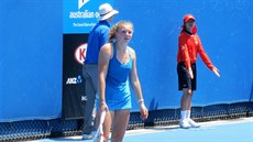 COE? eská tenistka Kateina Siniaková se pi své premiée na Australian Open...