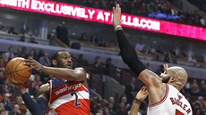 John Wall (vlevo) z Washingtonu hledá cestu kolem Carlose Boozera z Chicaga.