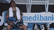 Bosenský tenista Damir Dumhur odpoívá pi pauze bhem duelu s Tomáem...
