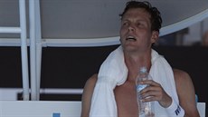Tomá Berdych bhem pauzy v utkání tetího kola Australian Open.