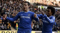 Záloník Chelsea Eden Hazard (vlevo) slaví se spoluhráem Willianem trefu do...