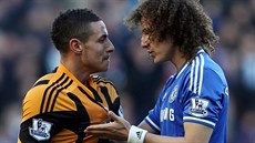 TAK HELE... David Luiz z Chelsea (vpravo) se v prbhu duelu s Hullem pustil do...