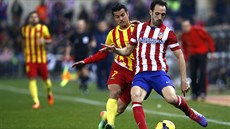 PETLAOVANÁ. O mí bojuje Francisco Juanfran z Atlética Madrid (vpravo) s...