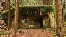 Procházíme kolem p�edvále�ného opevn�ní s ozna�ením R-S-54 Na Potoku, ze