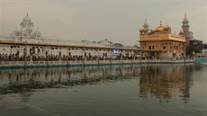 Zlatý chrám odrá�ející se ve vodách posvátného jezírka