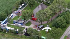 Pohled na pozemek s dopravními prost�edky. V dom� uprost�ed �ijí majitelé hotelu.
