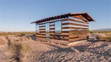 Jeho "pr�hledný" srub nazvaný Lucid Stead vznikl tak, �e Smith nahradil n�která...