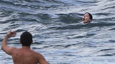 Anne Hathawayová se na Havaji málem utopila (8. ledna 2014).