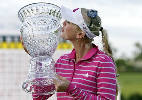 Jessica Kordová líbá trofej pro vítzku turnaje amerického okruhu LPGA na...