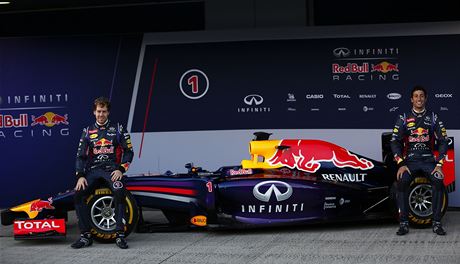 Usmvav hoi z Red Bullu.Sebastian Vettel (vlevo) a Daniel Ricciardo pi