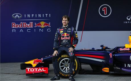 TAK JAK MI TO POJEDE? Sebastian Vettel se sice usmívá, ale ve stáji Reb Bull mají co eit.