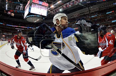 Jay Bouwmeester ze St. Louis drí rekord v potu odehraných zápas v NHL mezi aktivními hrái. Odehrál zatím 684 duel v kuse.