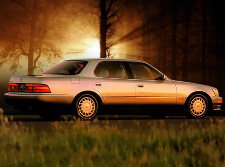 Lexus LS 400 byl povstn i malou hlunost uvnit vozu.