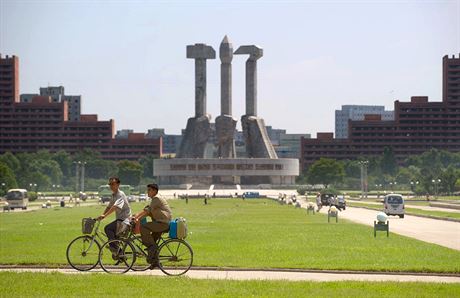 Památník zaloení Dlnické strany zdobí ulici Munsu v severokorejském...
