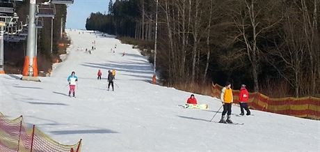 Vysnené sjezdovky Skiareálu Lipno svítí do dálky. Bez technického snhu by se...