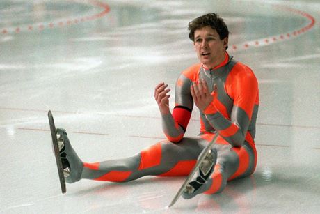 Americký rychlobrusla Dan Jensen po pádu na olympijských hrách v Calgary. 