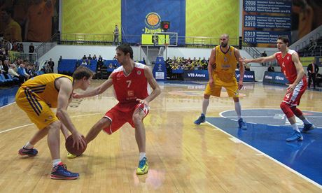 Momentka z duelu basketbalist Nymburku - ilustraní foto.