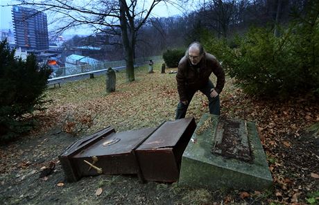 Poniené náhrobky si byl v nedli prohlédnout i primátorv námstek Jií Klsák....