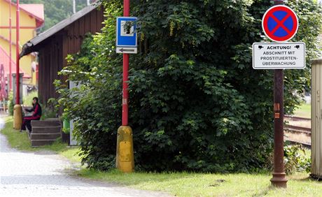 Aská Okruní ulice má od loska znaku se zákazem zastavení a doplkovou