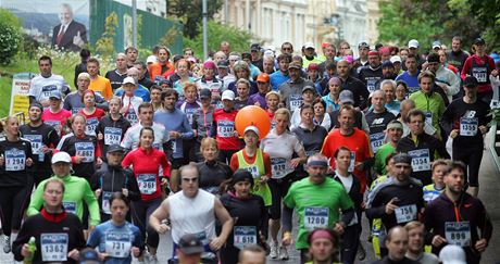 Závodníci na trase karlovarského plmaratonu v roce 2013.