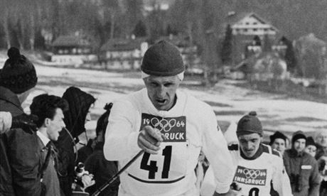 Sixten Jernberg (íslo 41) na trati olympijského závodu v Innsbrucku 1964.