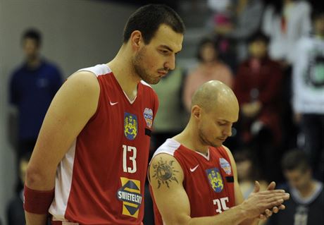 Jindichohradetí basketbalisté Tomá Volajer (vlevo) a Jan Pavlík ped...