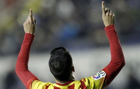Cristian Tello z Barcelony slaví jeden ze svých tí gól proti Levante.