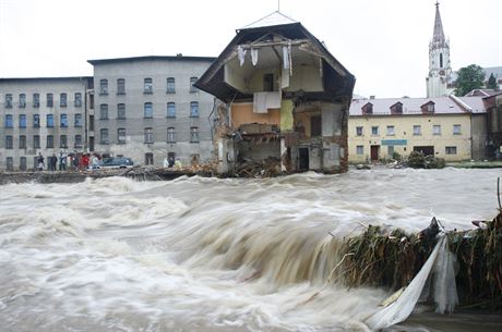 Jedním ze symbol povodní v roce 2010 se stala Chrastava, kde voda niila domy...