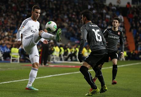 Fotbalista Realu Madrid Jese Rodriguez si hraje s obránci Espaolu Barcelona,