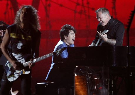 Lang Lang si na letoním pedávání Grammy zahrál s Metallicou (26. ledna 2014).