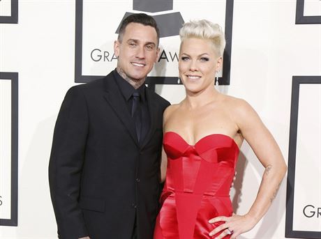 Zpvaka Pink a jej manel Carey Hart na cench Grammy (Los Angeles, 26. ledna...