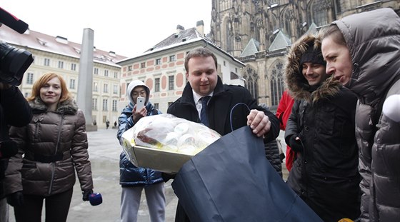 Marian Jureka pivezl Zemanovi lahdky z Vysoiny (22. ledna 2013)