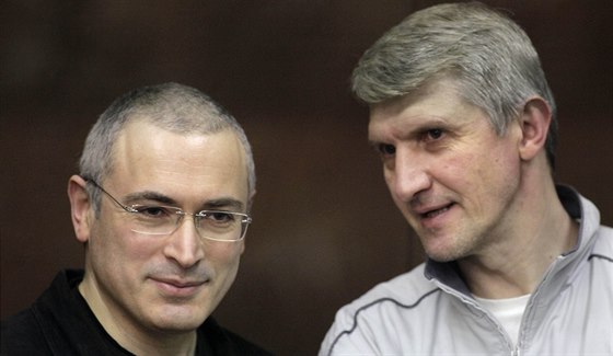 Michail Chodorkovskij (vlevo) a Platon Lebedv na snímku z roku 2010.