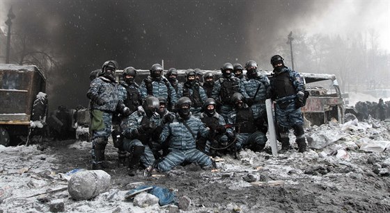 Zásahová jednotka ukrajinské policie pózuje v Kyjev (24. ledna 2014)