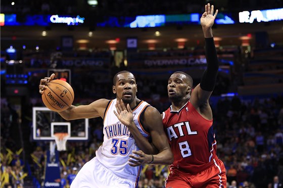 Hvzda týmu Oklahoma City Kevin Durant se ítí do dalího zakonení. Brání ho