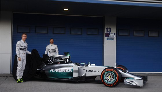 Nico Rosberg a Lewis Hamilton pózují pi pedstavení nového vozu Mercedes W05.