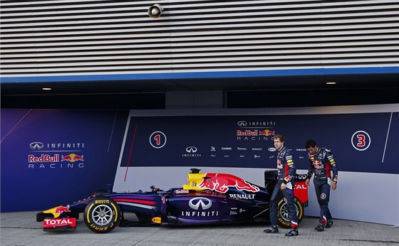 Sebastian Vettel (vlevo) a Daniel Ricciardo pi prezentaci vozu RB10.