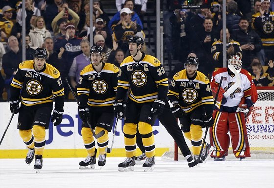 Hokejisté Bostonu po vstelené brance. Zleva: Milan Lucic, Dougie Hamilton,