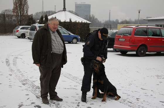 Sluební pes Enzzo vystopoval zlodje, jen se ped policií skryl v korytu