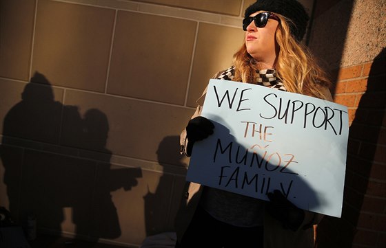 Na podporu rodiny Munozových se ped budovou texaského soudu sely desítky lidí...