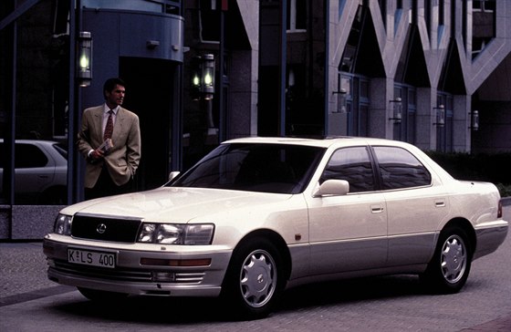 Kdy se Lexus LS 400 poprvé objevil na autosalonu v Detroitu, ml za sebou est...