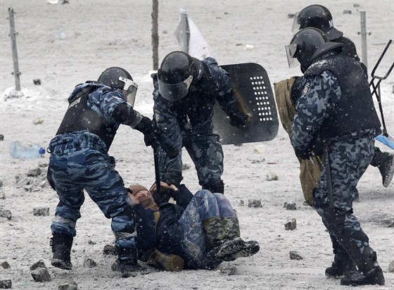 Ukrajinské ozbrojené sloky zatkly od úterního veera desítky lidí kvli...