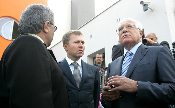 Martin Roman a prezident Václav Klaus pi otevení nové základní koly PORG v