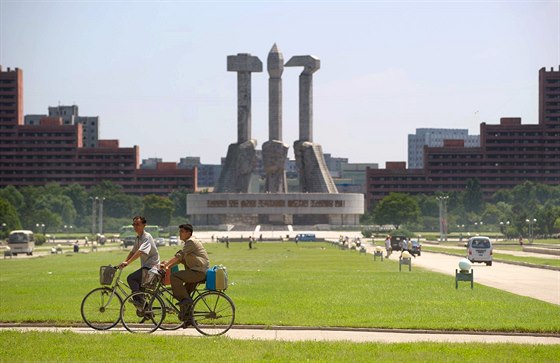 Památník zaloení Dlnické strany zdobí ulici Munsu v severokorejském...